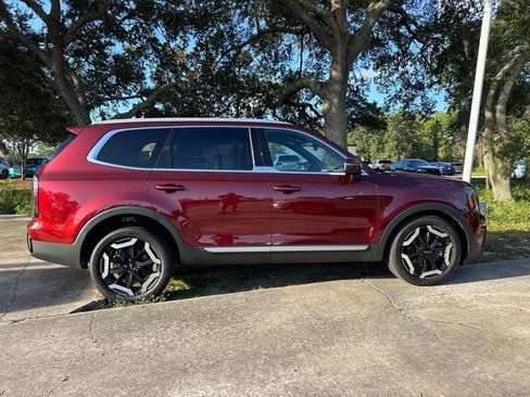 Used 2023 Kia Telluride EX w/ EX Captain's Chair Package image 2