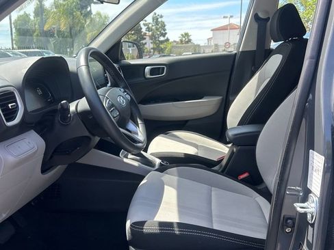 Used 2025 Hyundai Venue SEL image 8