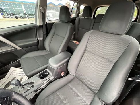 Used 2018 Toyota RAV4 LE FWD image 11