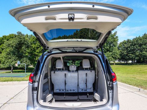 Used 2021 Chrysler Pacifica Touring-L FWD image 21