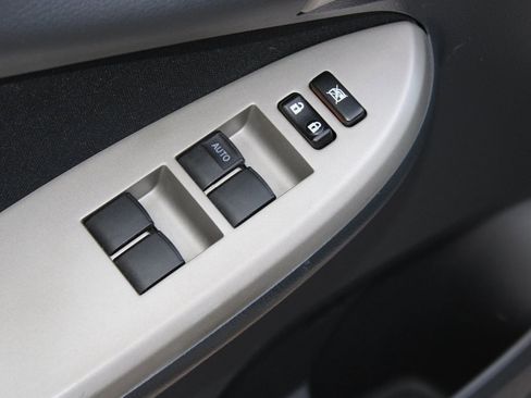 Used 2012 Toyota Corolla S image 21