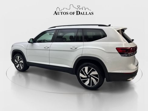 Used 2024 Volkswagen Atlas SE w/ Panoramic Sunroof Package FWD image 9