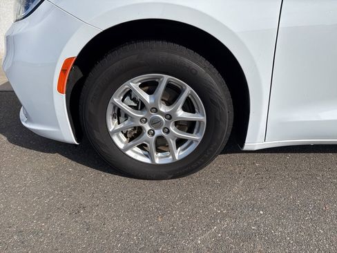 Used 2024 Chrysler Pacifica Touring-L image 5