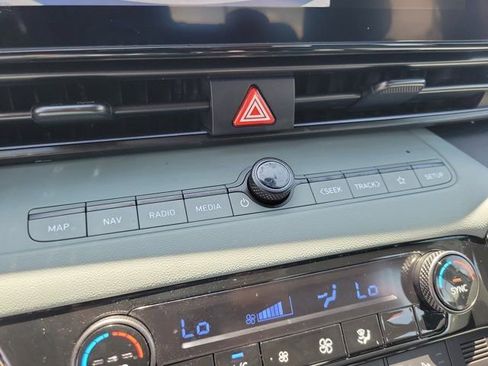 Used 2025 Hyundai Elantra Limited image 28