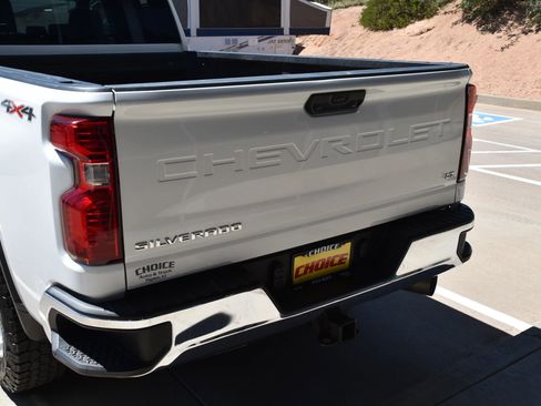 Used 2022 Chevrolet Silverado 3500 LT w/ Convenience Package AWD/4WD image 4