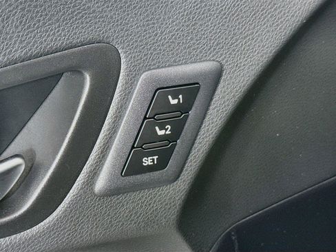 Certified 2025 Toyota Sienna Limited FWD image 32