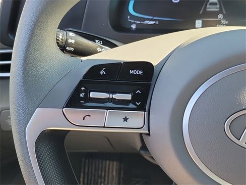 Used 2025 Hyundai Elantra SE image 5