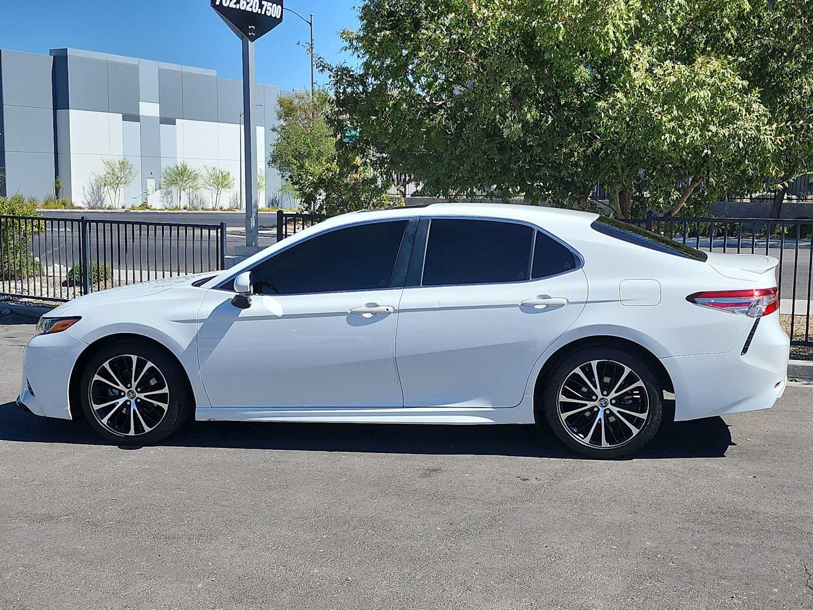 Used 2018 Toyota Camry SE w/ Moonroof Package FWD image 5
