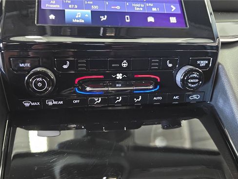 Used 2023 Jeep Grand Cherokee Laredo w/ Luxury Tech Group I AWD/4WD image 23