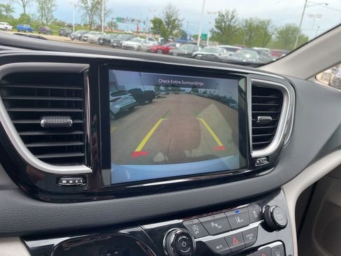 Used 2024 Chrysler Pacifica Touring-L FWD image 28