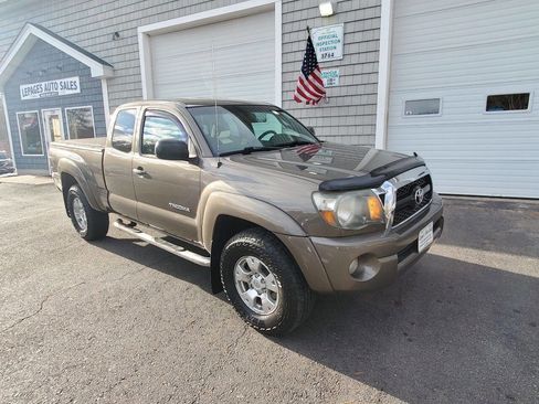 Used 2011 Toyota Tacoma 4x4 Access Cab V6 image 2