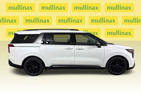 Used 2025 Kia Carnival SX FWD image 2