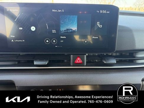 Used 2025 Kia Carnival EX image 11