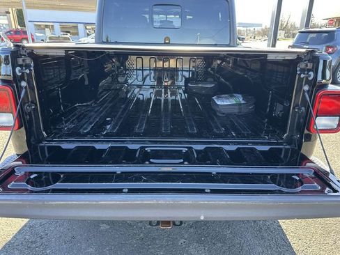 Used 2022 Jeep Gladiator Sport image 5
