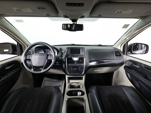 Used 2014 Chrysler Town & Country Touring-L image 26