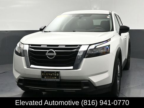 Used 2024 Nissan Pathfinder S AWD/4WD image 3