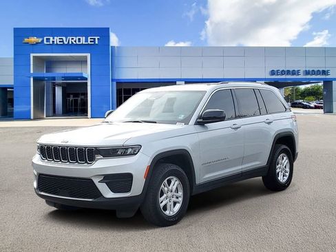 Used 2023 Jeep Grand Cherokee Laredo image 2