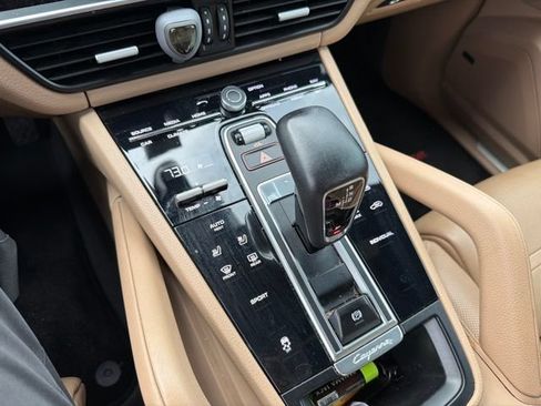 Used 2020 Porsche Cayenne AWD/4WD image 19