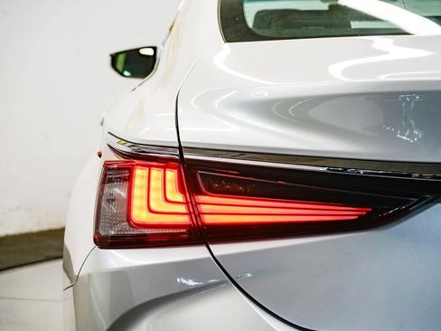 Used 2024 Lexus ES 350 image 9