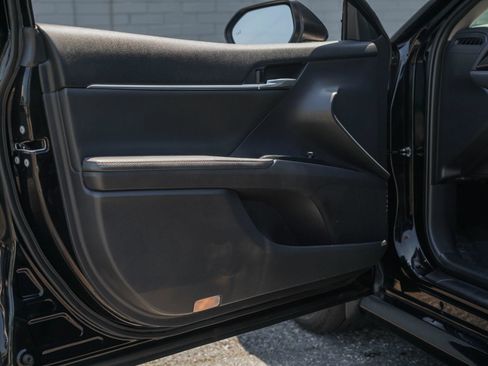 Used 2019 Toyota Camry XLE FWD image 9