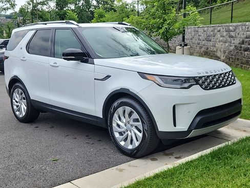 Certified 2024 Land Rover Discovery S image 10