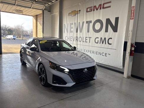 Used 2024 Nissan Altima 2.5 SR image 2