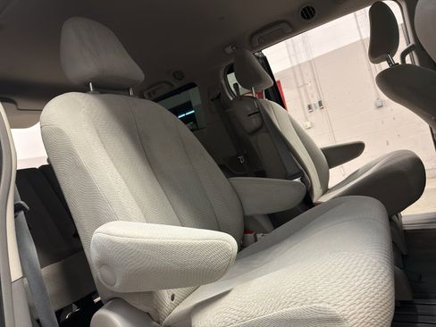 Used 2014 Toyota Sienna LE image 24