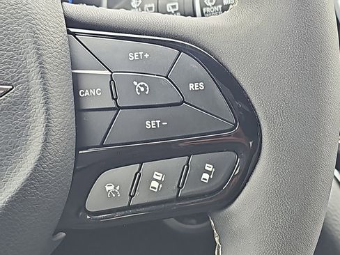 Used 2025 Chrysler Pacifica Limited image 24