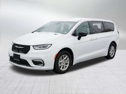 Used 2024 Chrysler Pacifica Touring-L image 3