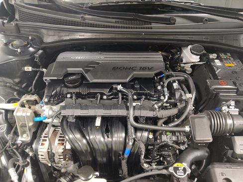 Used 2025 Hyundai Elantra SE FWD image 30
