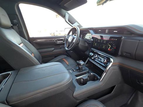 Used 2025 GMC Sierra 1500 AT4 w/ Technology Package AWD/4WD image 17