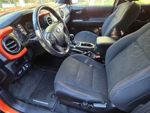 Used 2017 Toyota Tacoma TRD Off-Road image 14