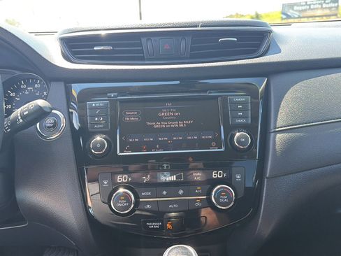 Used 2019 Nissan Rogue SV AWD/4WD image 11