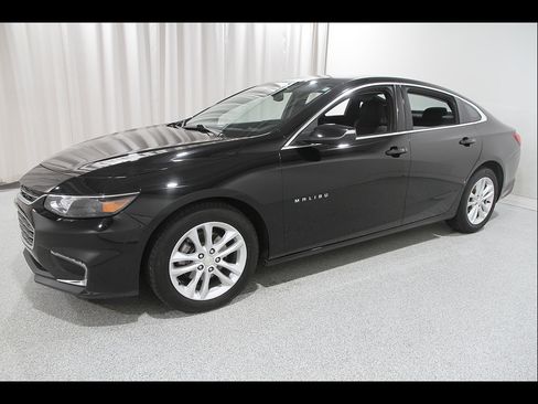 Used 2017 Chevrolet Malibu LT FWD image 3