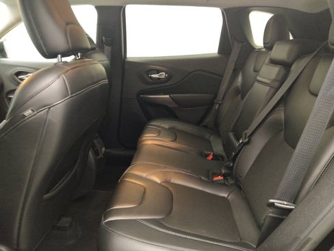 Used 2019 Jeep Cherokee Latitude Plus AWD/4WD image 18