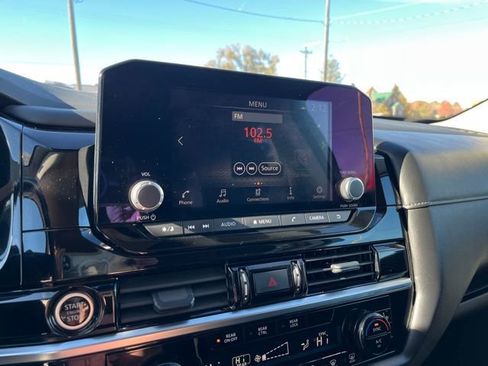 Used 2024 Nissan Pathfinder SV image 38