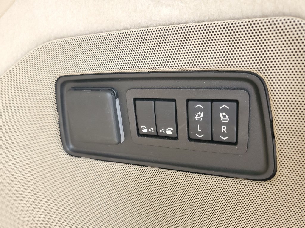 Used 2024 Cadillac Escalade Premium Luxury AWD/4WD image 37
