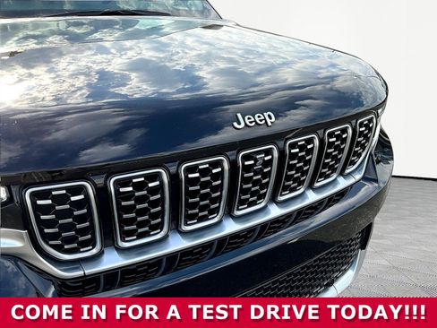 Used 2022 Jeep Grand Cherokee Summit w/ Luxury Tech Group V AWD/4WD image 33