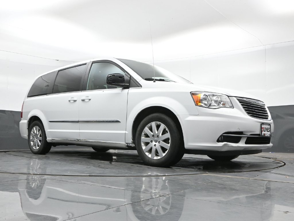 Used 2016 Chrysler Town & Country Touring FWD image 42