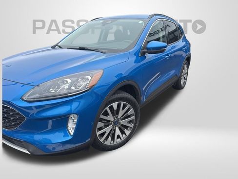 Used 2020 Ford Escape Titanium image 2