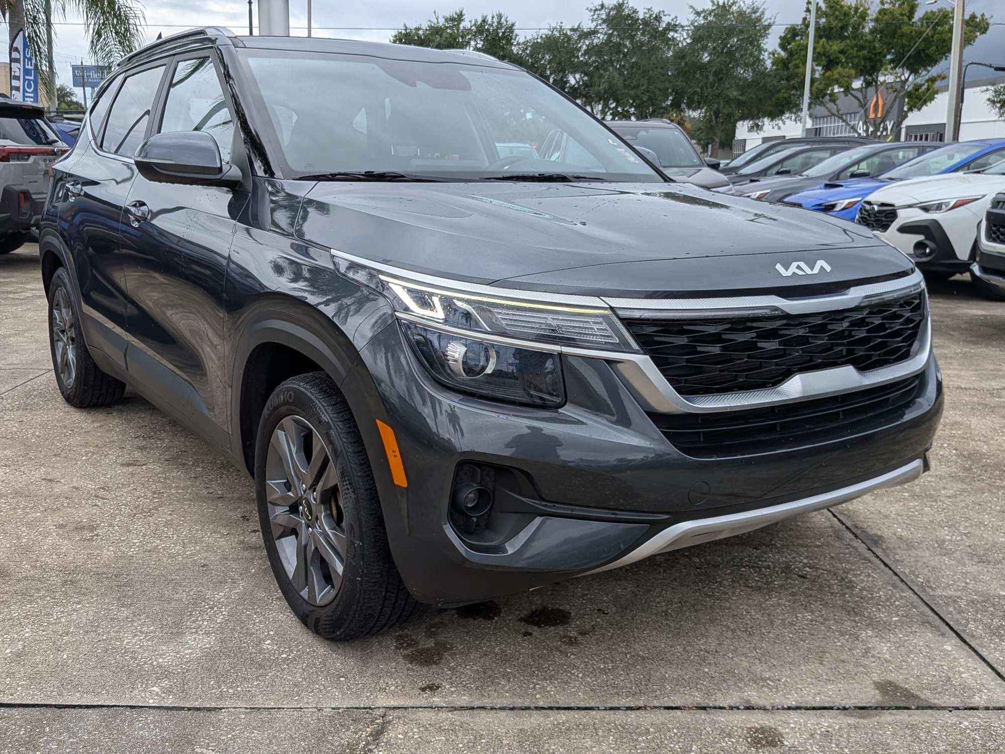 Used 2023 Kia Seltos S w/ Navigation Package FWD image 2