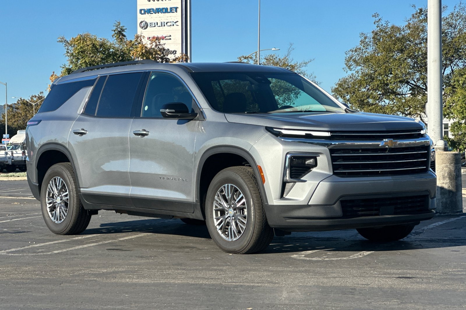 Used 2026 Chevrolet Traverse LT AWD/4WD image 2