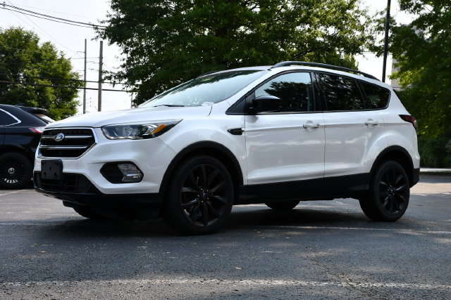 Used 2017 Ford Escape SE w/ SE Sport Appearance Package FWD image 3