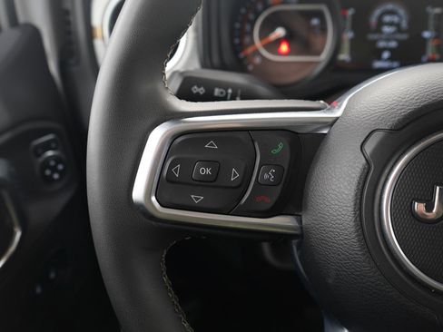 Used 2025 Jeep Wrangler Sahara image 25