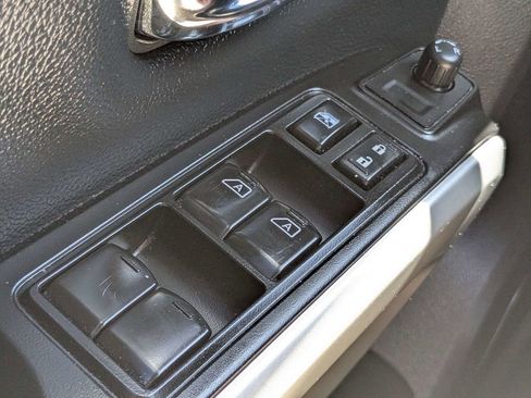 Used 2017 Nissan Titan SV image 25