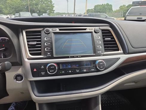 Used 2016 Toyota Highlander Limited w/ Driver Technology Package FWD image 18