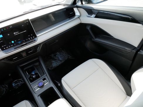 Used 2025 Volkswagen Tiguan SE image 11