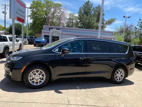 Used 2024 Chrysler Pacifica Touring-L FWD image 2