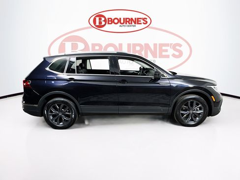 Used 2022 Volkswagen Tiguan SE w/ Panoramic Sunroof Package image 12