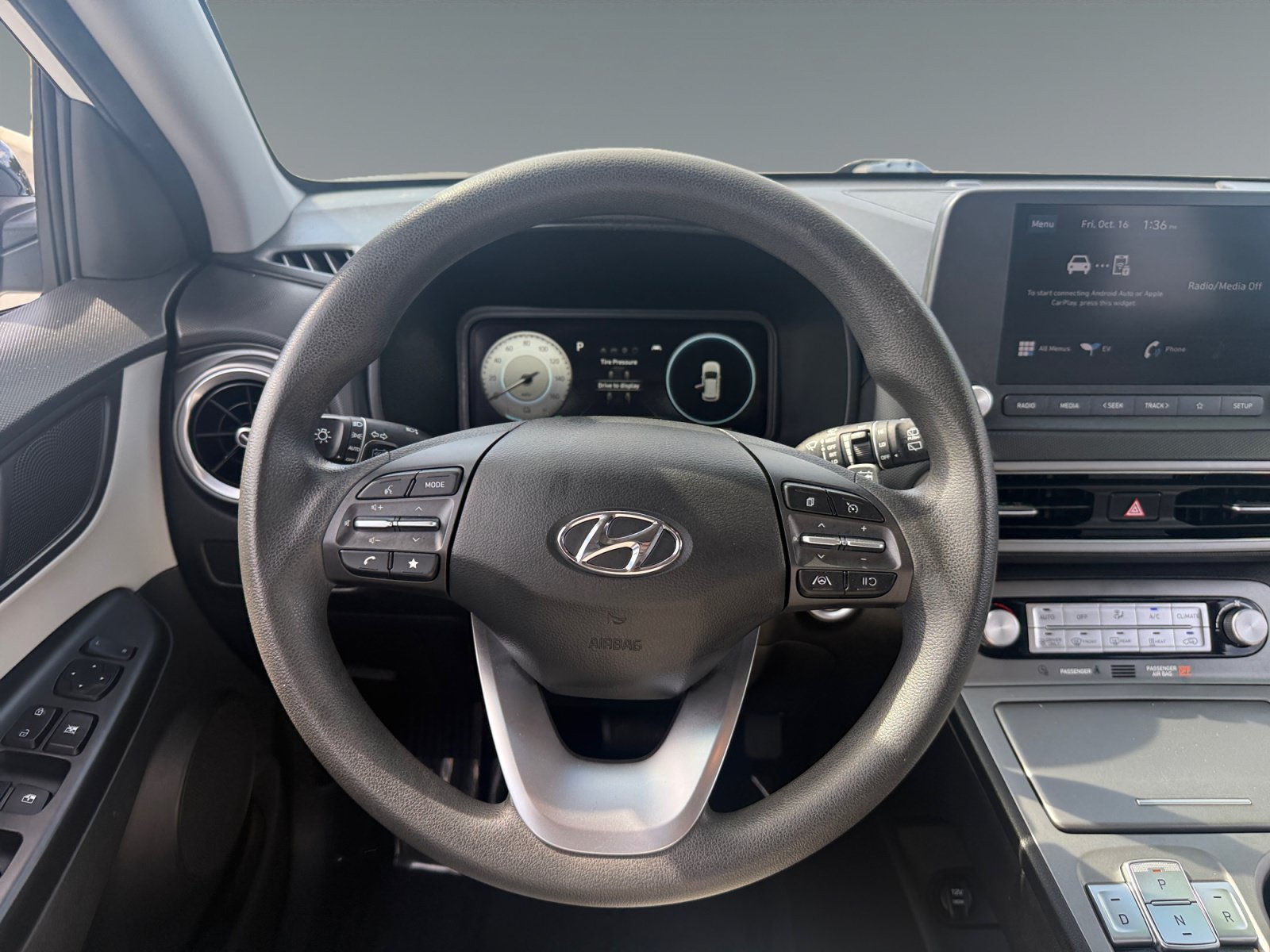 Used 2023 Hyundai Kona SE w/ Cargo Package FWD image 12